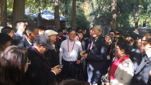 与会嘉宾参观香山双清别墅旧址