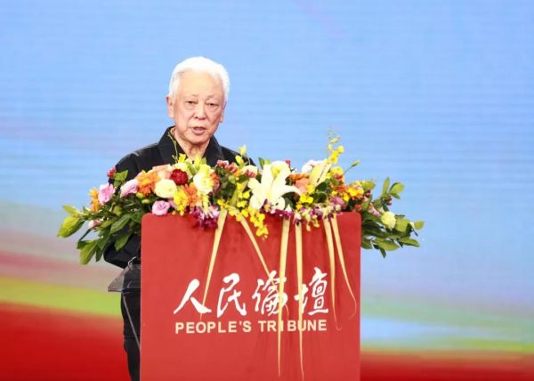 十一届全国人大常委会副委员长周铁农宣布论坛开幕