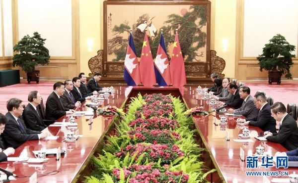2月5日，柬埔寨首相洪森到访北京。习近平主席在人民大会堂东大厅同他会见。