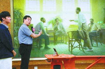 昨天，北京人民艺术剧院戏剧博物馆开馆，濮存昕在序厅为观众做“云”赏导览。方非 摄