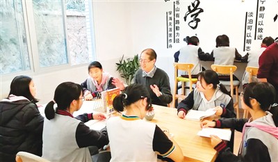 学生们在福建龙岩永定区古竹中学“康师傅图书室”阅读听讲。