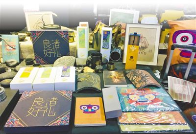 带有良渚文化元素的文创产品。