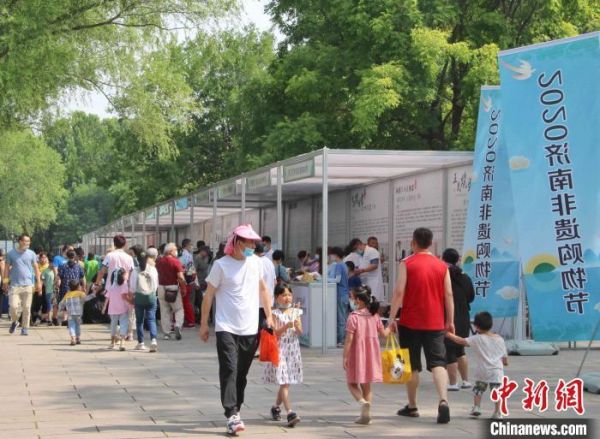 资料图：济南市2020年文化和自然遗产日非遗购物节暨直播带货活动6月13日在大明湖超然楼广场举行。 赵晓 摄