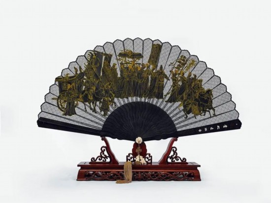 黑檀浅刻描金扇《贵妃出巡图》 宽122cm 厚8cm 高64cm 中国工艺美术大师 邢伟中 第六届中国工艺美术大师作品暨工艺美术精品博览会“百花杯”金奖