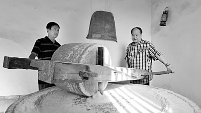 莫言（右）回忆儿时推磨 图片摄影：刘鹏飞