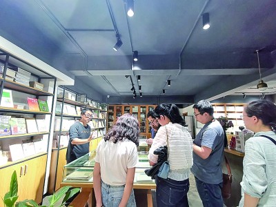茶友参观茶书展。