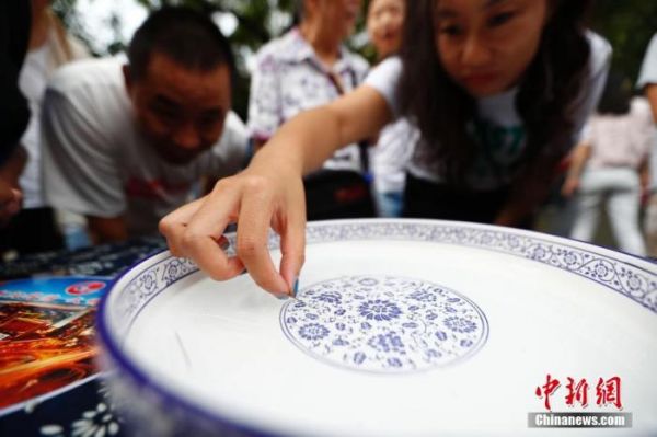 资料图：图为民众体验投针验巧。