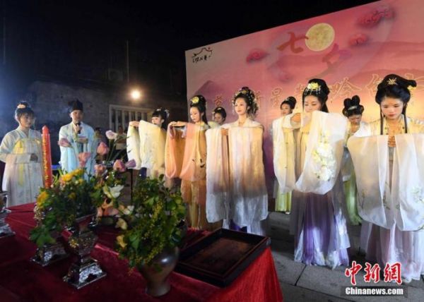 　资料图：图为身着汉服的姑娘们展现了属于七夕最传统的节日文化内容——祭星乞巧。