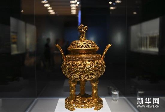 这是8月30日在北京中国国家博物馆的“格物匠心——福建传统工艺展”上拍摄的金雕刻百蝠脱胎漆鼎炉。新华社记者 金良快 摄