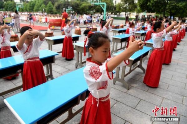 福建省沙县城关第三小学举行以“开笔破蒙行礼入泮”为主题的一年级新生入学仪式。