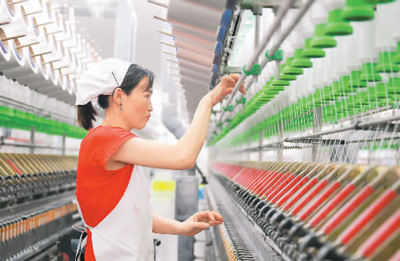 　河南省商丘市夏邑县帮助民营企业积极研发新产品拓展海外市场。目前，夏邑县纺纱规模已达270万锭。图为9月8日，工人在夏邑县产业集聚区顺洋纺织纱线车间生产线上整理纱线。