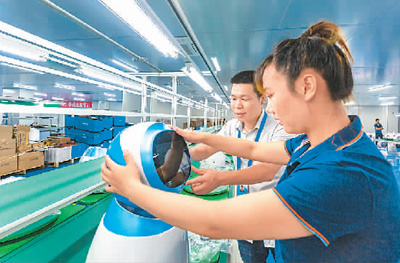 　　江苏省宿迁市泗洪县积极推动人工智能、高新产业发展，促进民营企业做大做强。图为泗洪县经济开发区电子产业园一家机器人生产企业内，工人正在生产、组装、调试机器人。