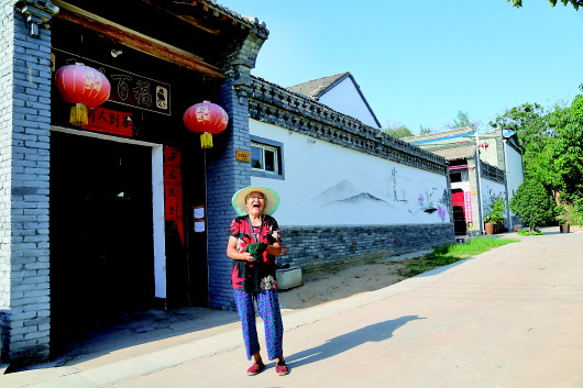 76岁的钱桃花老人谈及村里的变化，笑得合不拢嘴。　均为受访者供图