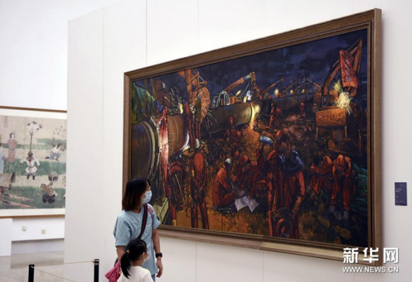 9月12日，参观者在欣赏油画作品《西气东输之奋战者》。