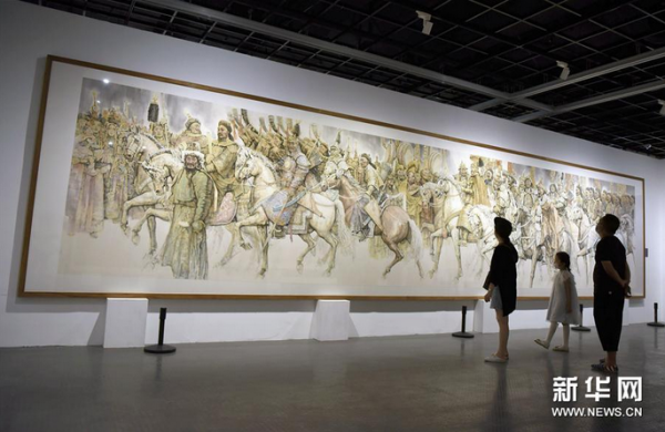 9月12日，参观者在展览上欣赏画作。