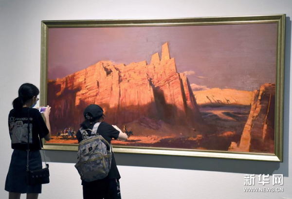 9月12日，参观者在展览上欣赏油画作品。