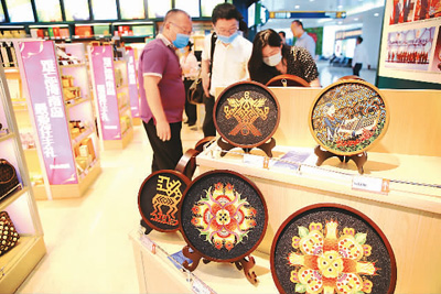 　海口美兰国际机场出发厅里，400余种海南特色旅游商品向来往旅客集中展示和推广。