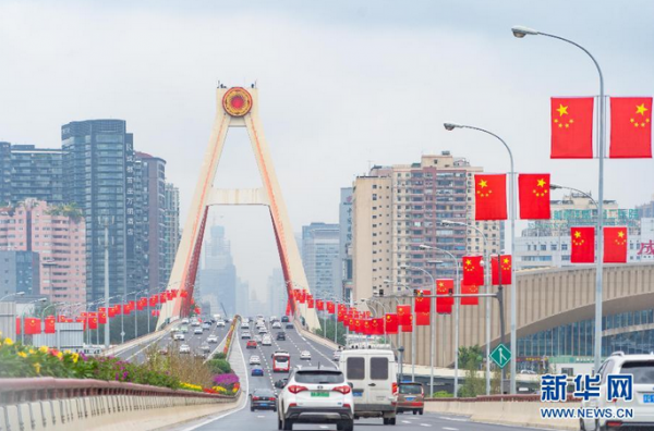 9月26日，成都市天府立交桥上挂满国旗，迎接国庆节的到来。 新华社发（张可凡摄）