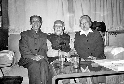 1987年9月30日，臧克家、郑曼夫妇拜望叶圣陶先生（中)。资料图片
