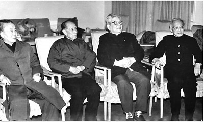 1988年，臧克家在《诗歌》社主办的“诗歌一日”上。左起：艾青、臧克家、冯至、卞之琳。资料图片