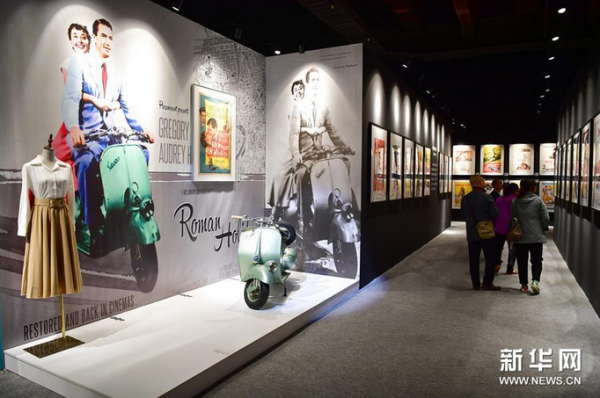 　10月13日，观众在第七届丝绸之路国际电影节“世界电影海报展”活动现场参观。10月11日，为期6天的第七届丝绸之路国际电影节在陕西西安开幕。电影节举办期间，电影论坛、大师班、新片推介会、电影嘉年华等丰富的电影文化活动陆续上演，精彩荟萃。新华社记者 邵瑞 摄