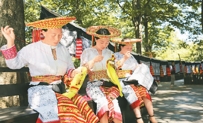 湖南省邵阳市隆回县虎形山瑶族乡崇木凼村村民在挑花。