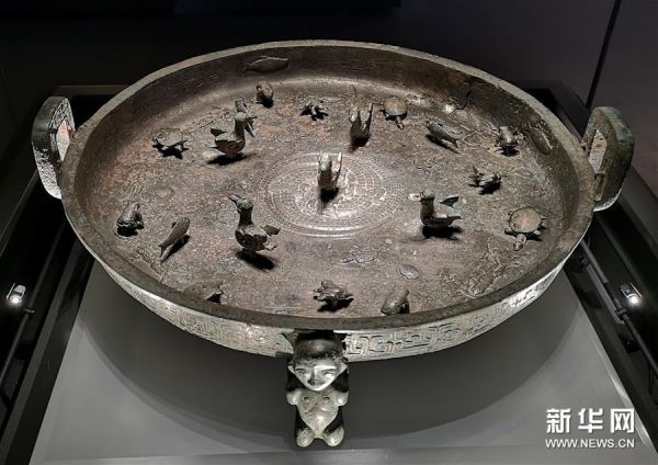 这是陈列在山西青铜博物馆内的晋公盘（10月17日摄，手机照片）。新华社记者 孙亮全 摄