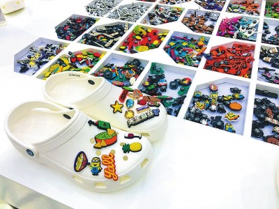 进博会卡骆驰展台展出的可供个人DIY使用的装饰物。本报记者 刘梦摄:光明图片