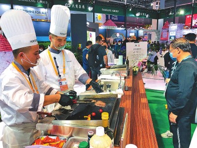 进博会食品及农产品展区，厨师为参展观众现场烹制澳洲牛排。本报记者 刘梦摄:光明图片