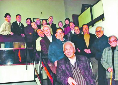 范用（右一）和多位文化人在一起。靠扶手一排，从前至后依次是吴祖光、丁聪、杨宪益、黄苗子、郁风。资料图片