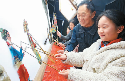 河南许昌陈氏皮影传人陈志国指导学生学习皮影戏。牛书培摄（人民图片）