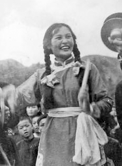 1951年，郑小瑛在打大秧歌鼓。