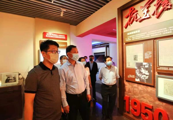 嘉宾参观人民日报社社史馆