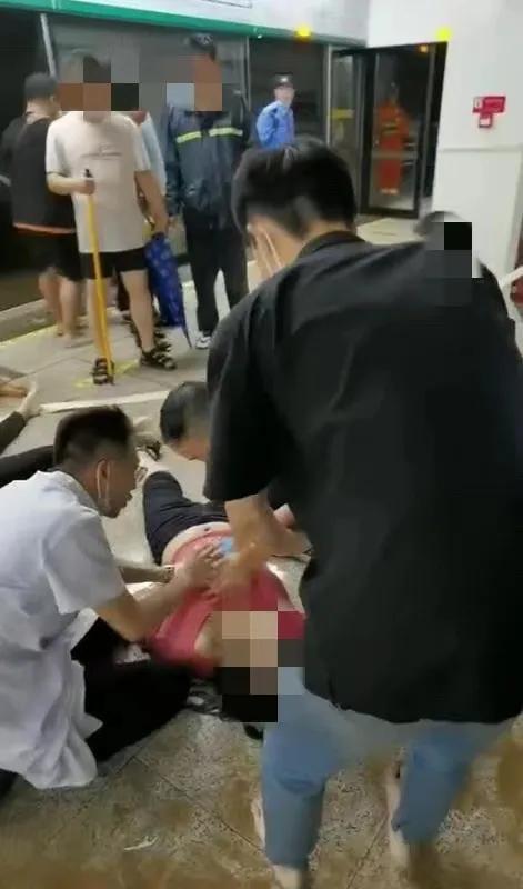 郑州地铁五号线围困现场,他披上刚发的白大褂,救下十多人