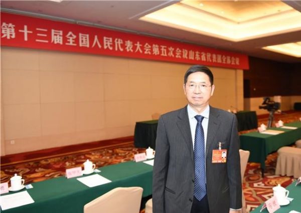 图为全国人大代表、山东农业大学校长张宪省