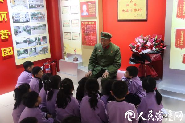 4.田沛霖给南宁市越秀路小学学生讲红色故事
