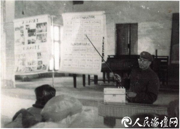 2.1967年田沛霖在基层部队上政治教育课