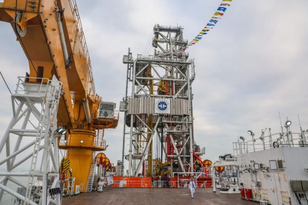 我国自主设计建造的首艘大洋钻探船“梦想”号的钻探设备。新华社记者 刘大伟 摄