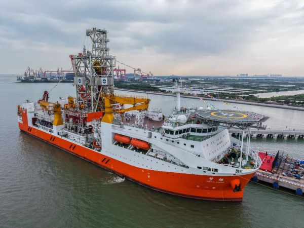 11月17日,靠泊在广州海洋地质调查局科考码头的我国自主设计建造的首艘大洋钻探船“梦想”号(无人机照片)。 新华社记者 刘大伟 摄