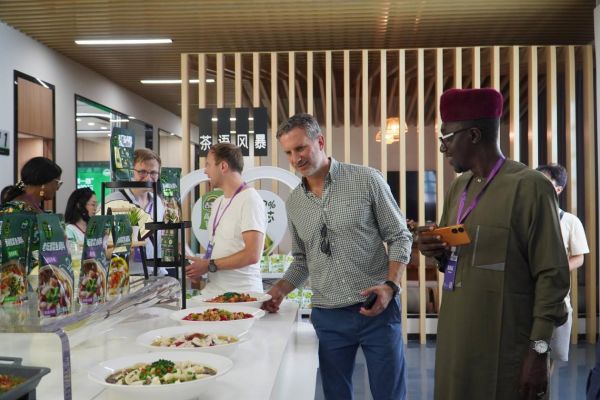 2024“一带一路”媒体合作论坛联合采访调研行成员在吉香居创新中心参观吉香居泡菜产品制作的菜肴。人民网记者 赵祖乐摄 2024“一带一路”媒体合作论坛联合采访调研行成员在吉香居创新中心参观吉香居泡菜产品制作的菜肴。人民网记者 赵祖乐摄