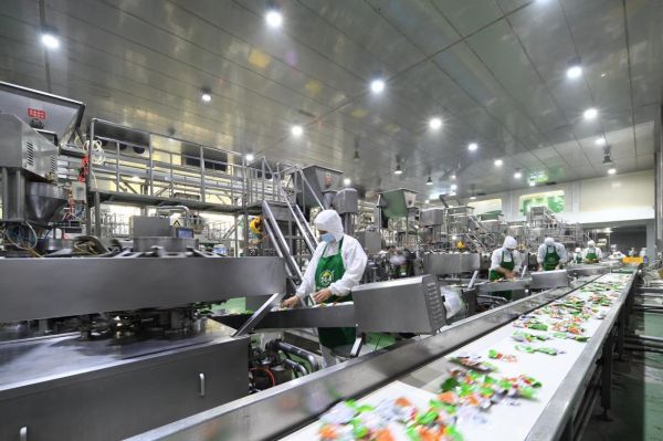 吉香居泡菜生产车间内的全自动灌装生产线。眉山市委宣传部供图 吉香居泡菜生产车间内的全自动灌装生产线。眉山市委宣传部供图