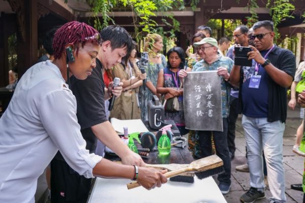 2024“一带一路”媒体合作论坛联合采访调研行成员在三苏祠体验拓印技艺。本报记者 伊霄摄 2024“一带一路”媒体合作论坛联合采访调研行成员在三苏祠体验拓印技艺。本报记者 伊霄摄