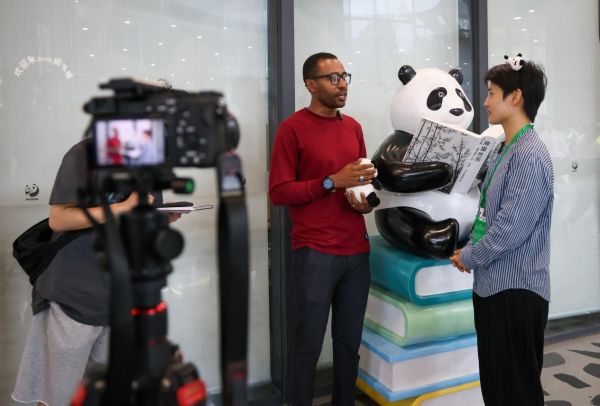 調(diào)研期間,坦桑尼亞桑給巴爾廣播電視臺的阿布巴卡爾在成都大熊貓繁育研究基地接受采訪。本報(bào)記者 伊霄 攝 調(diào)研期間,坦桑尼亞桑給巴爾廣播電視臺的阿布巴卡爾在成都大熊貓繁育研究基地接受采訪。本報(bào)記者 伊霄 攝