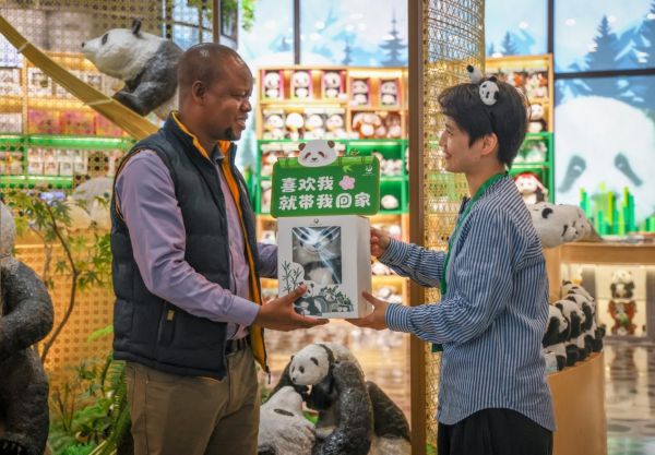 調(diào)研期間,肯尼亞國家廣播公司新聞編輯、記者埃瑞克·比根收到了中方記者贈送的“花花”文創(chuàng)禮物。本報(bào)記者 伊霄 攝 調(diào)研期間,肯尼亞國家廣播公司新聞編輯、記者埃瑞克·比根收到了中方記者贈送的“花花”文創(chuàng)禮物。本報(bào)記者 伊霄 攝