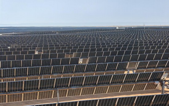 2024年12月14日,由中国企业承建的埃及阿斯旺康翁波光伏电站投入运营。该电站装机容量500兆瓦,投入运营后预计将为25.6万户埃及家庭提供电力。图为2024年11月9日拍摄的康翁波光伏电站。新华社发(中国能建供图)