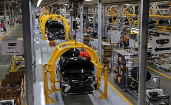 2025年1月15日,在埃及吉萨省的十月六日城,工人在吉利汽车埃及工厂生产线上作业。作为中国汽车生产商吉利汽车在中东和非洲的首家全散件组装工厂,吉利汽车埃及工厂日前正式投产下线旗下两款车型。该工厂投产将推动埃及汽车制造转型升级,为消费者带来更好的智能出行新体验。新华社记者 王东震 摄