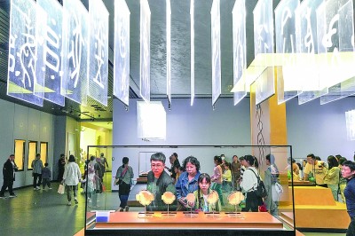 游客在河南安阳市殷墟博物馆新馆参观。新华社发