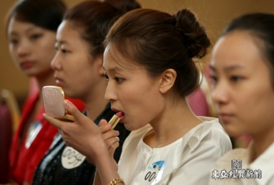 曝:<em>空姐</em>实习<em>月薪</em>900元_娱乐·休闲_图观天下