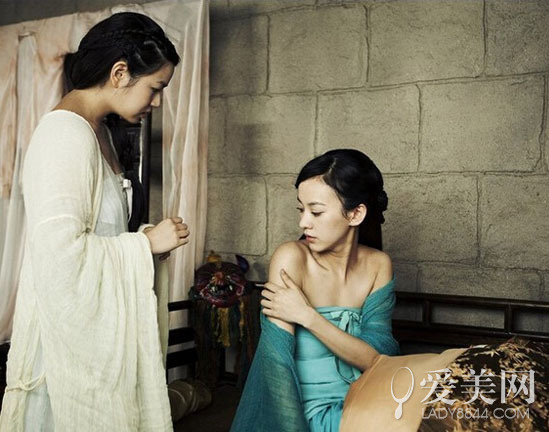 杨颖穿肚兜露玉背小蛮腰 女星青楼女扮相pk(3)