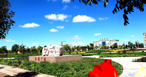 三十三团承德广场(魏东 摄)